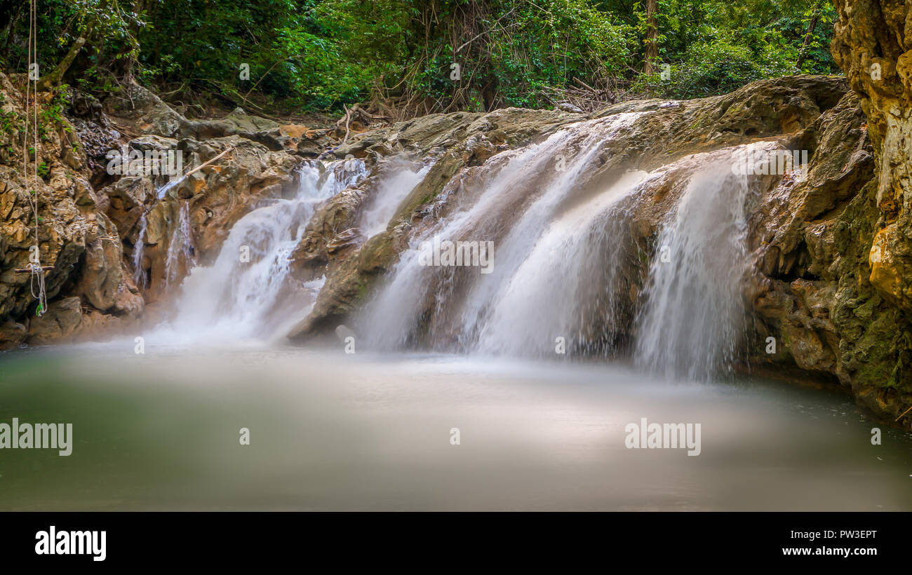 Fluss des Feldes schönen Farben Stockfoto