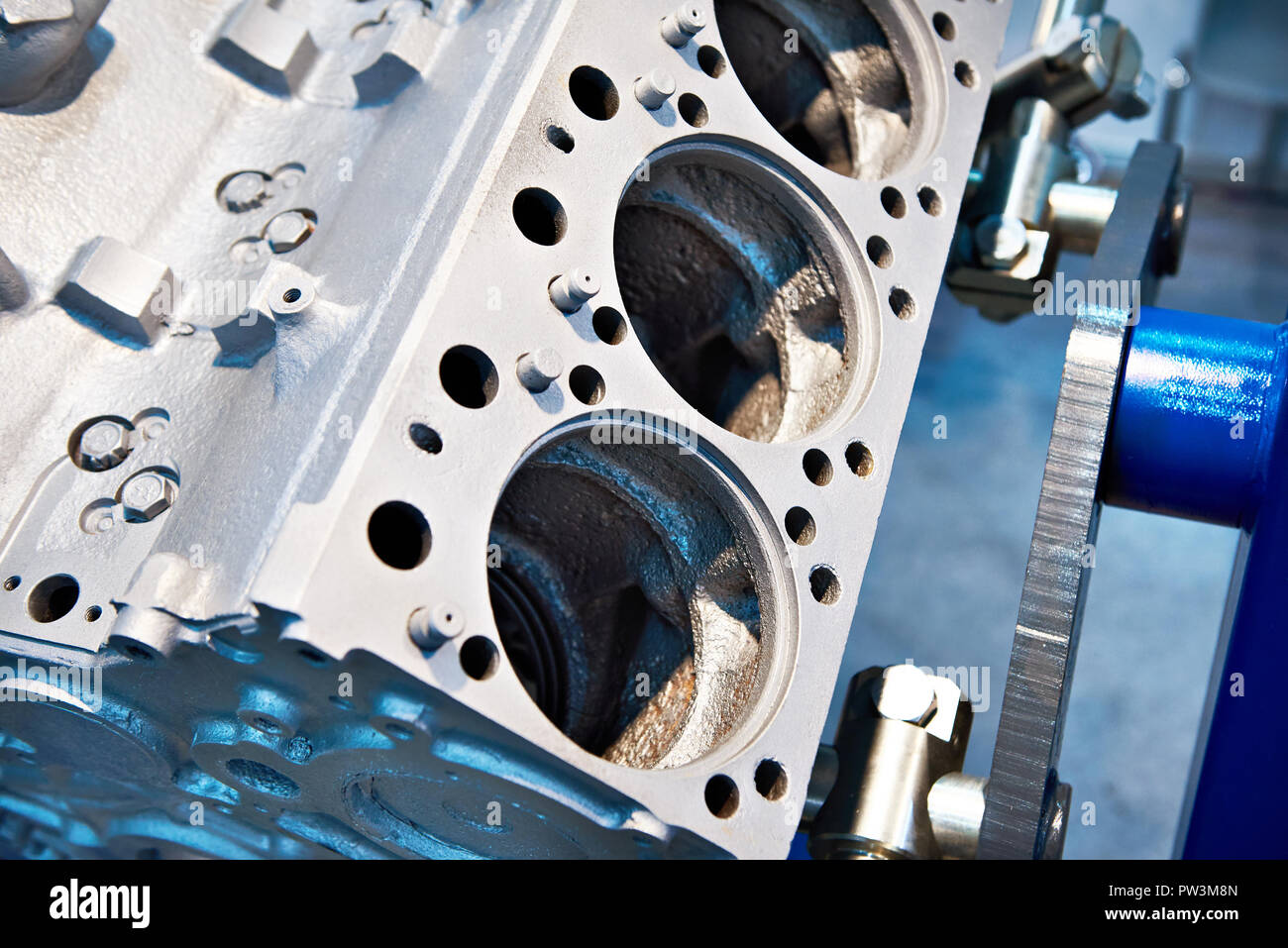 Motorblock auf der Werkbank Stockfoto