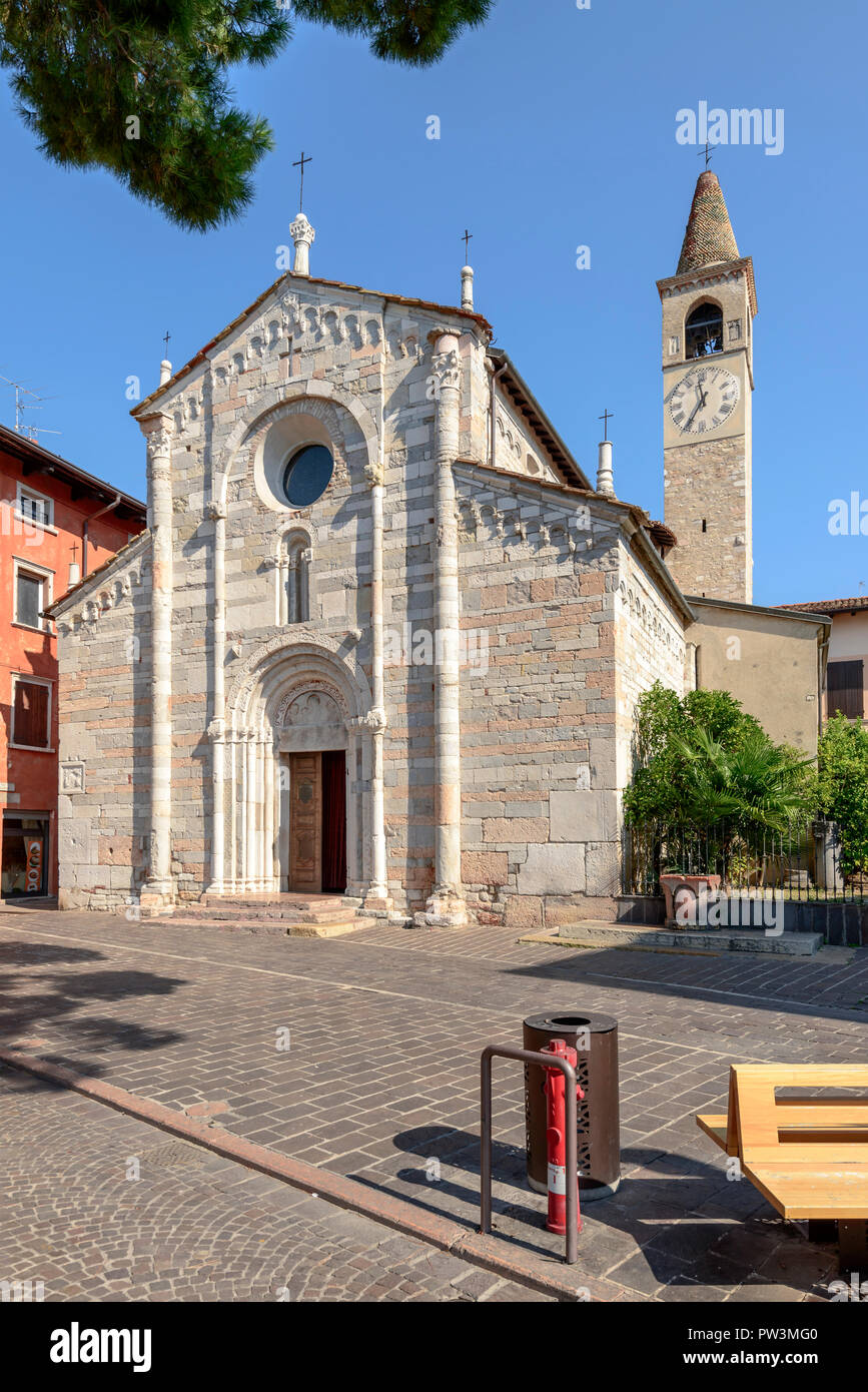 Blick auf romanische Kirche im Dorf am Ufer des Gardasees, im Hellen fällt Licht in Toscolano-Maderno, Brescia, Italien geschossen Stockfoto