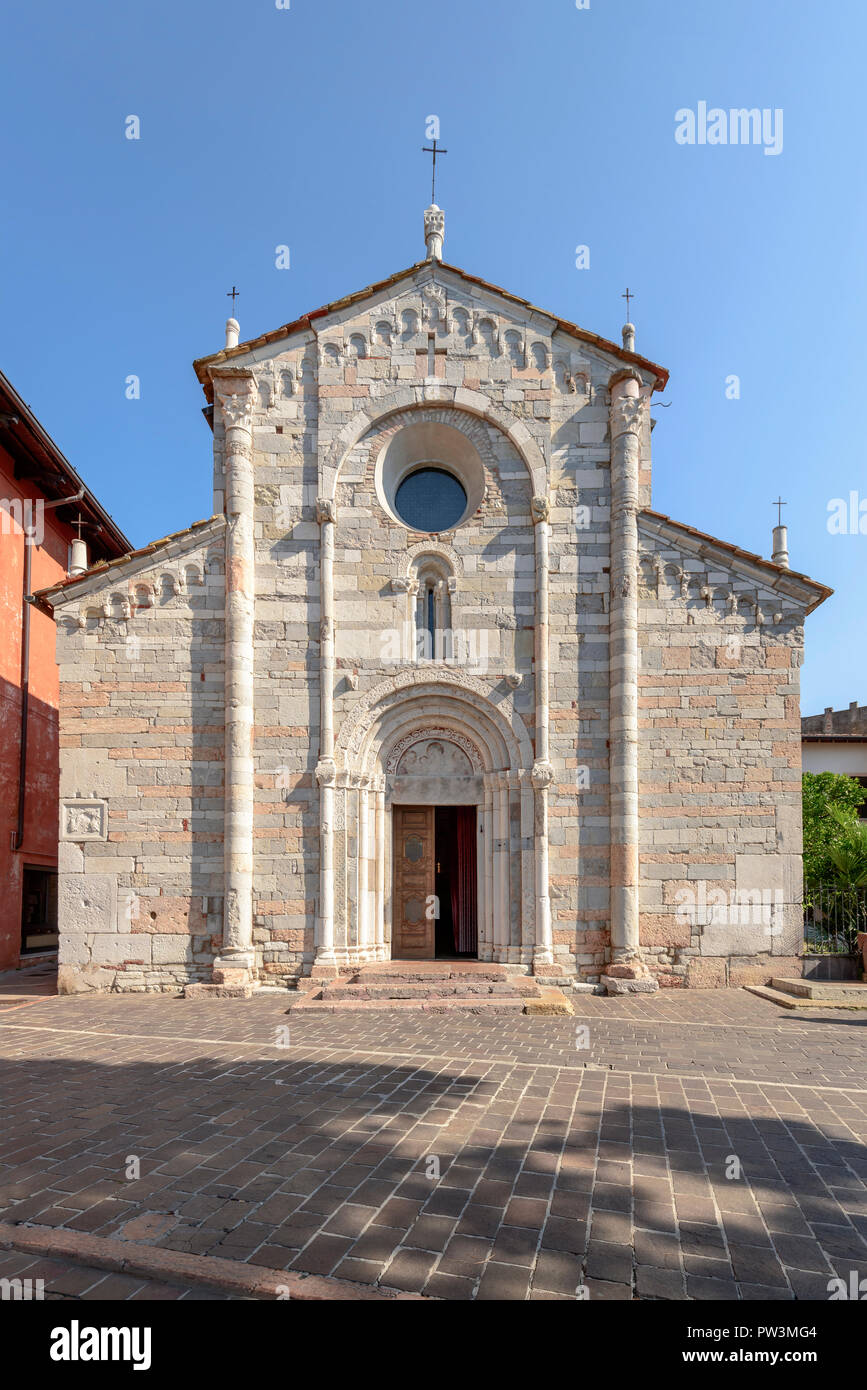 Polychromem Marmor Fassade der romanischen Kirche im Dorf am Ufer des Gardasees, im Hellen fällt Licht in Toscolano-Maderno, Brescia, Italien geschossen Stockfoto