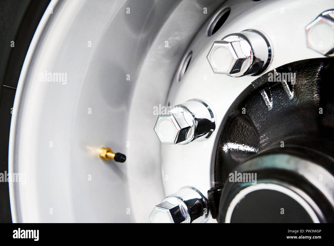 Verchromte Schrauben und Muttern der ein Rad des Fahrzeugs Stockfoto