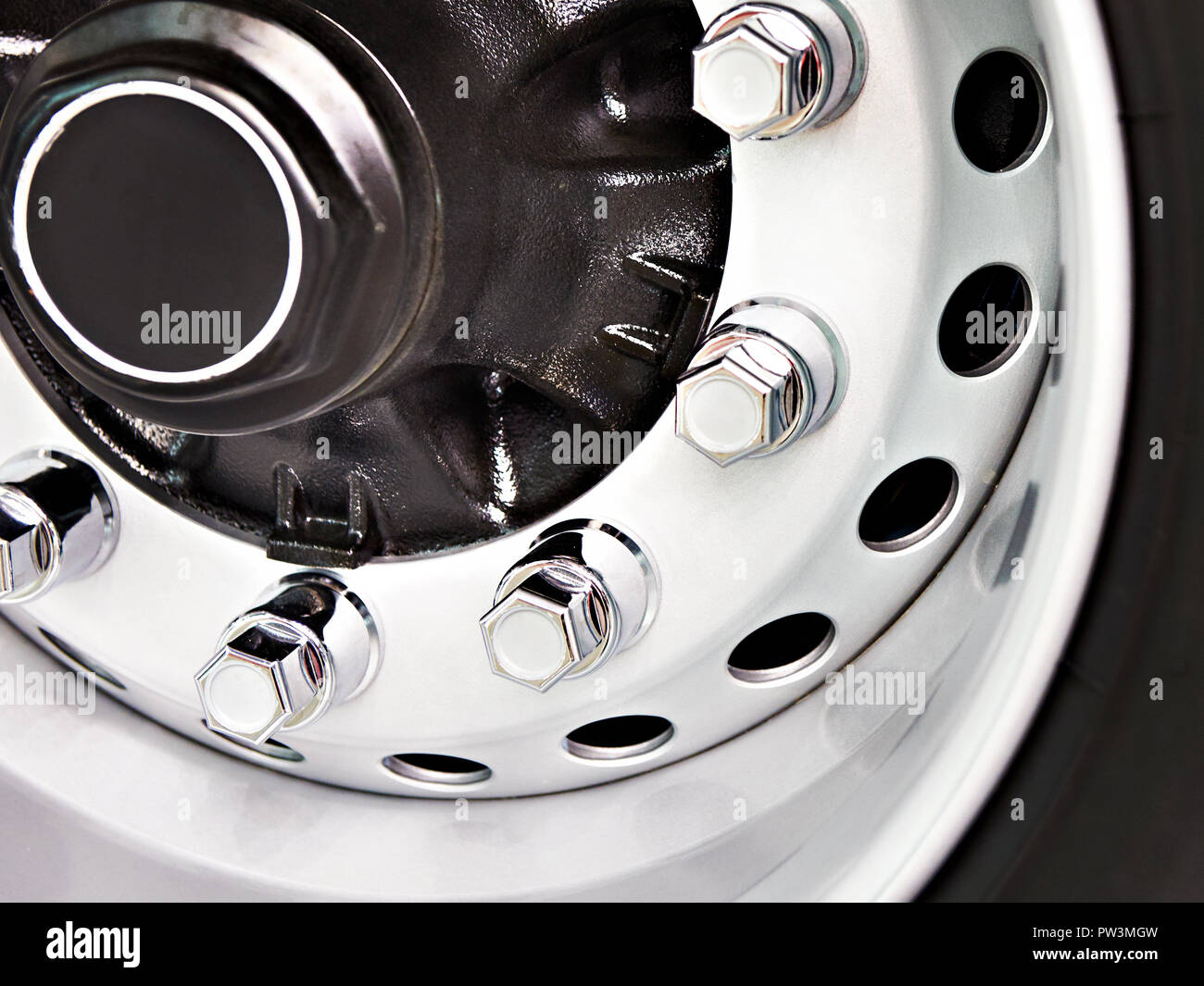 Verchromte Schrauben und Muttern der ein Rad des Fahrzeugs Stockfoto