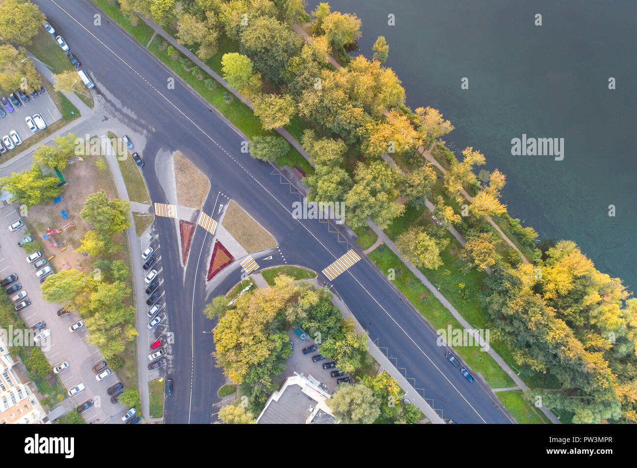 Ein Blick von Oben auf die Straße durch die kommunalen Dienste gelöscht. Luftaufnahmen. Stockfoto