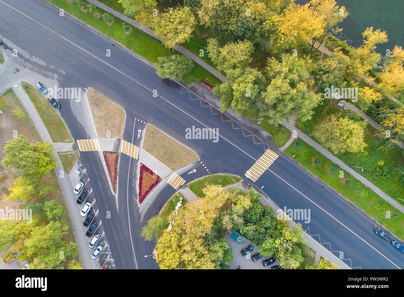 Ein Blick von Oben auf die Straße durch die kommunalen Dienste gelöscht. Luftaufnahmen. Stockfoto