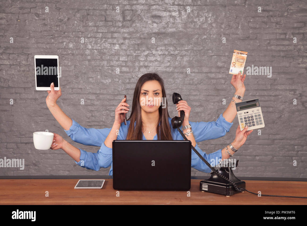 Professionelle Sekretärin hat eine große Anzahl von Händen, ein multi-tasking Geschäftsfrau Konzept Stockfoto