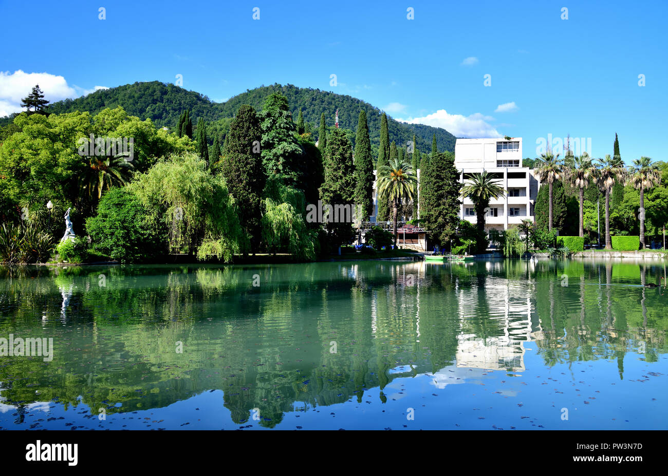 Teich im Park am Meer in neuen Athos, Abchasien Stockfoto