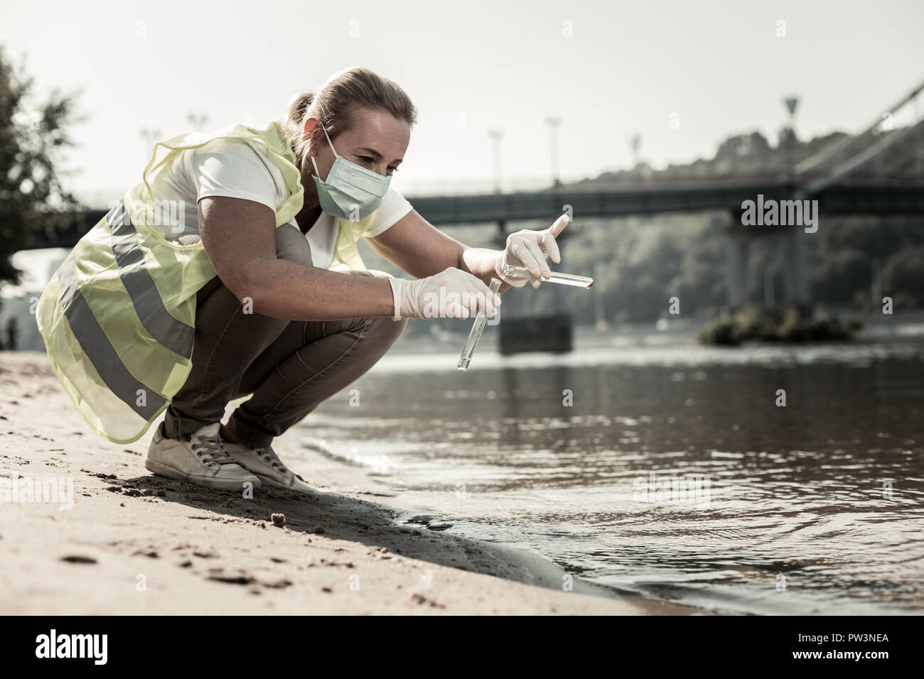 Sanitär Inspektor holding Reagenzgläser und gleichzeitig Wasser Verschmutzungsgrad Stockfoto