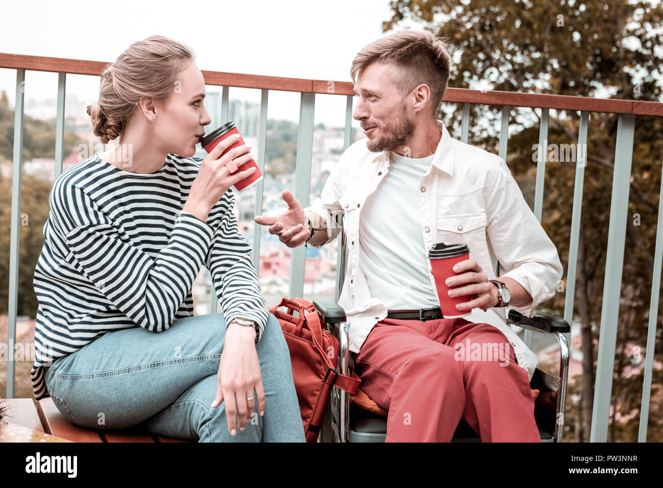 Zwei junge Freunde trinken Kaffee und nette Gespräch Stockfoto