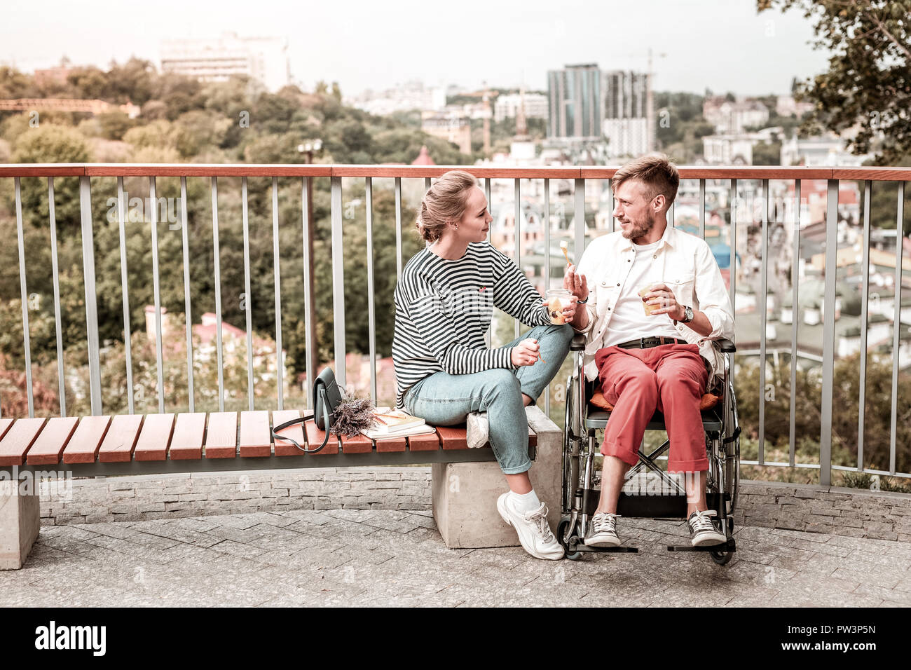 Zwei Menschen Gefühl interessiert beim Gespräch im Park Stockfoto