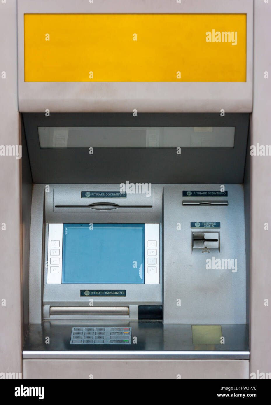 Vorderansicht eines alten Geldautomaten mit einer großen Copyspace oben, Etiketten in Italienisch Stockfoto