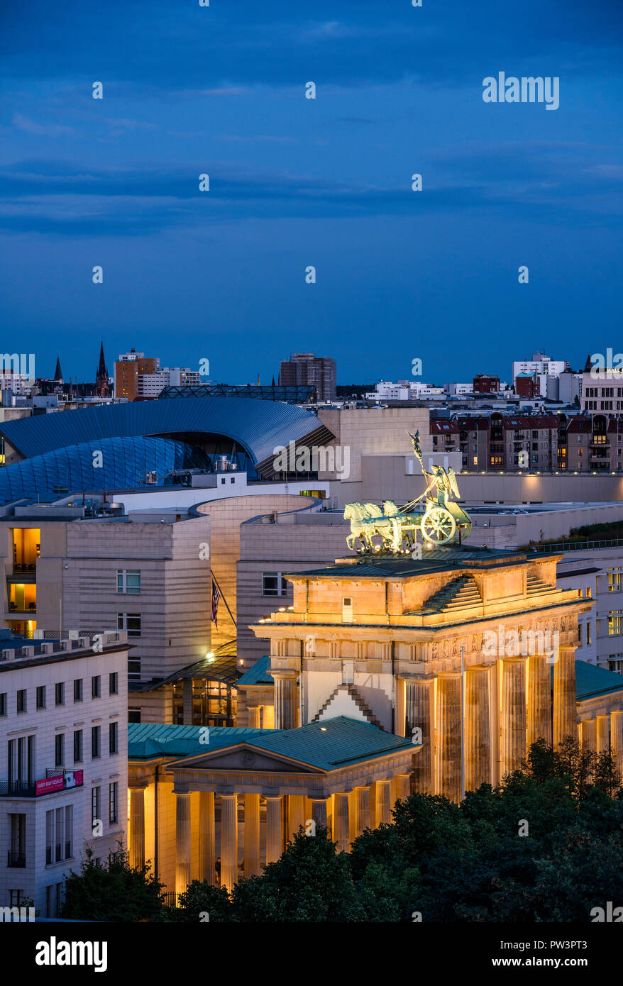 Berlin. Deutschland. Berliner Skyline mit erhöhten Blick auf das Brandenburger Tor (Brandenburger Tor) bei Nacht beleuchtet, und Gebäude am Pariser Platz, Stockfoto