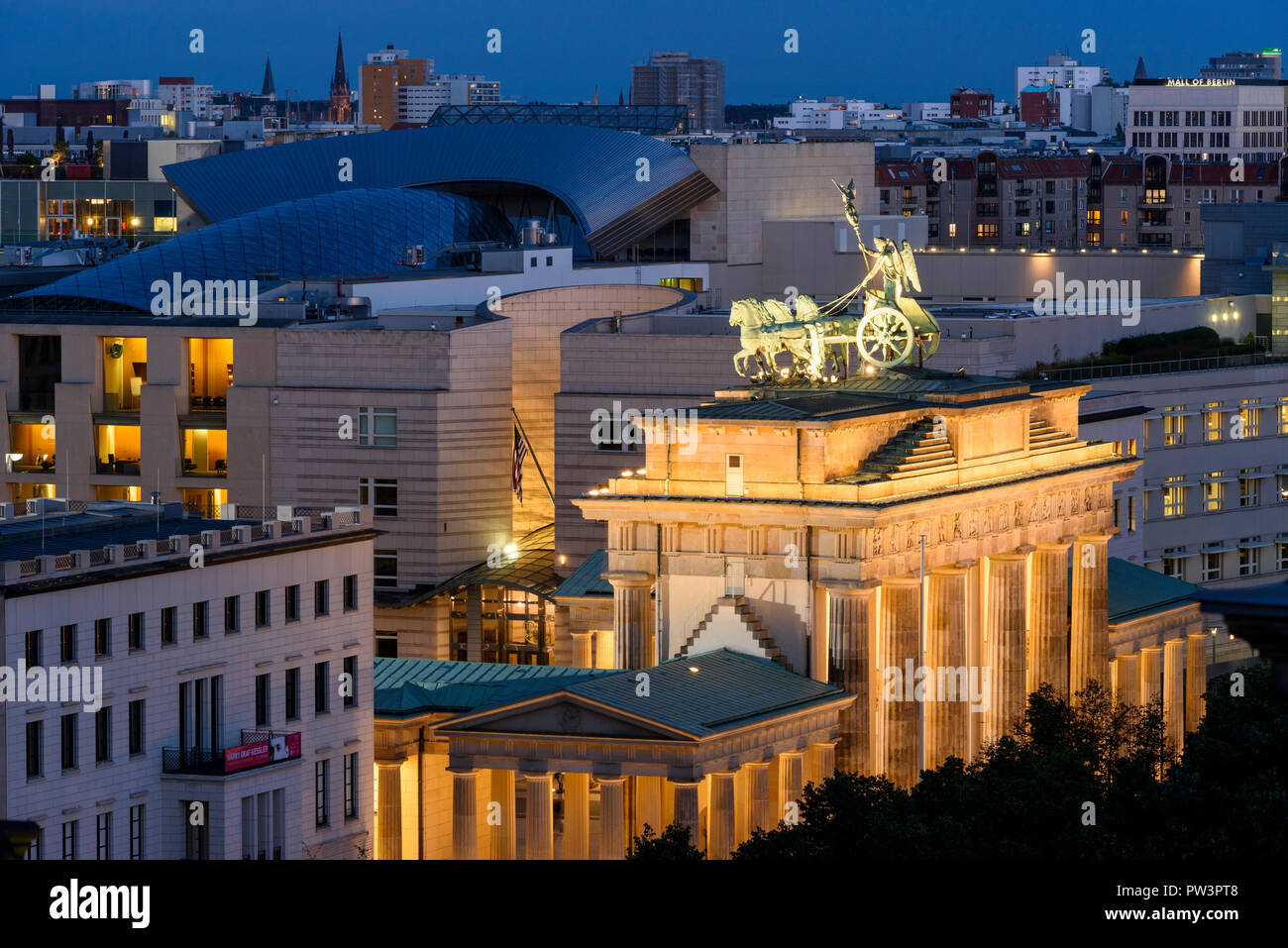 Berlin. Deutschland. Berliner Skyline mit erhöhten Blick auf das Brandenburger Tor (Brandenburger Tor) bei Nacht beleuchtet, und Gebäude am Pariser Platz, Stockfoto