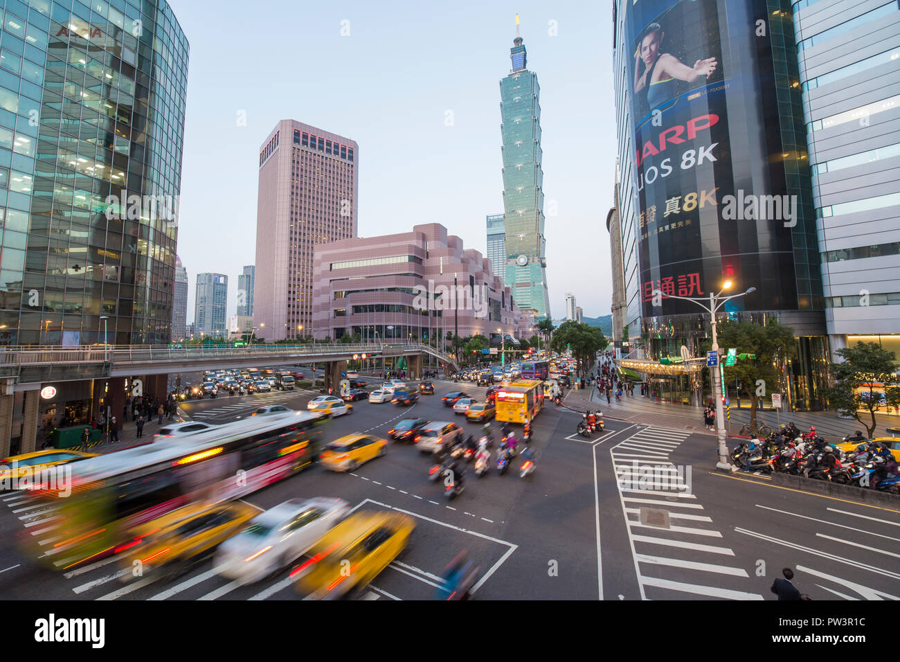 Taiwan, Taipei, Verkehr vor der Taipei 101 an einer belebten Kreuzung in der Innenstadt Xinyi Bezirk Stockfoto