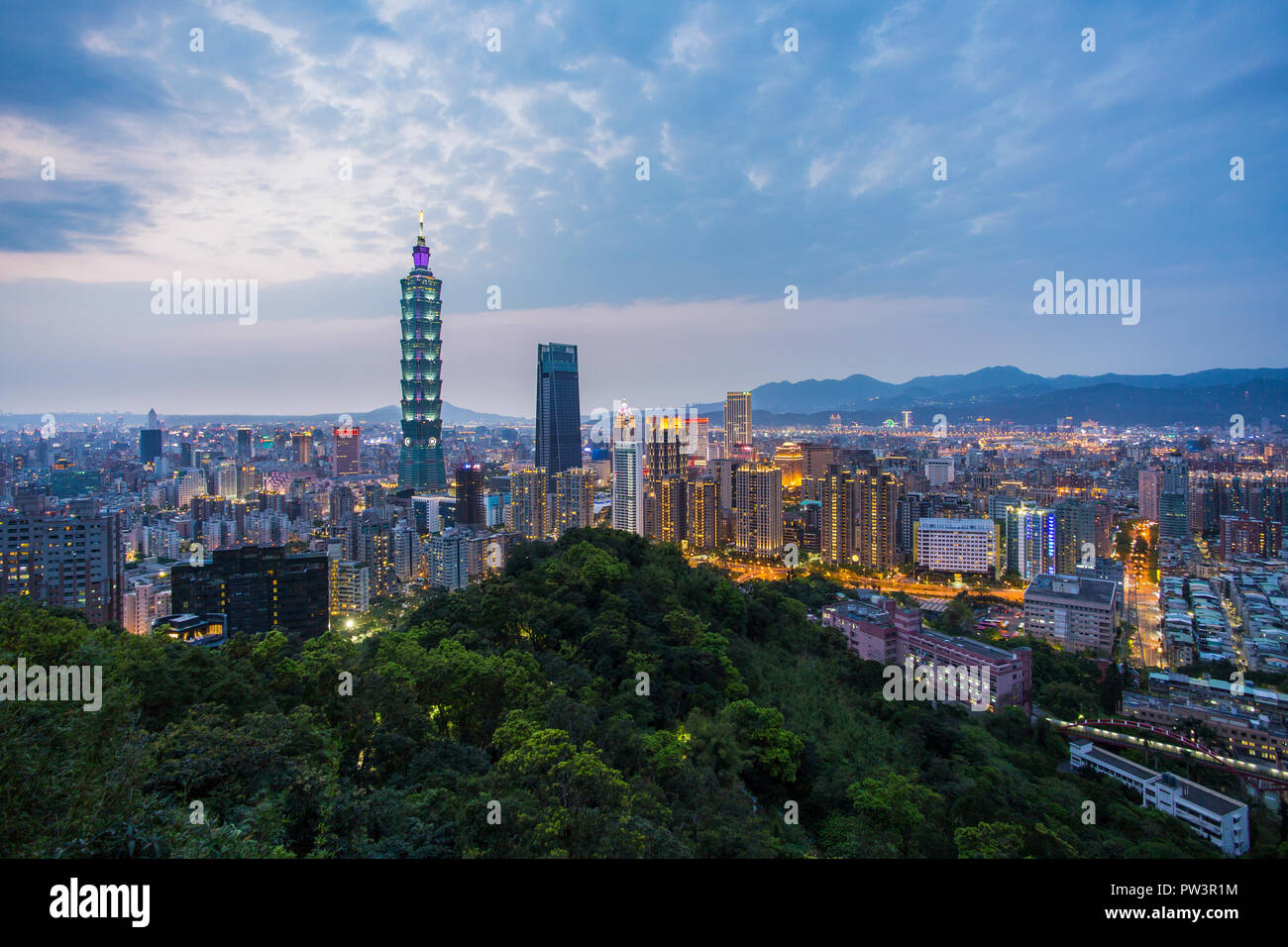 Taiwan, Taipei, City Skyline und Taipeh 101 Gebäude in der Xinyi Bezirk Stockfoto