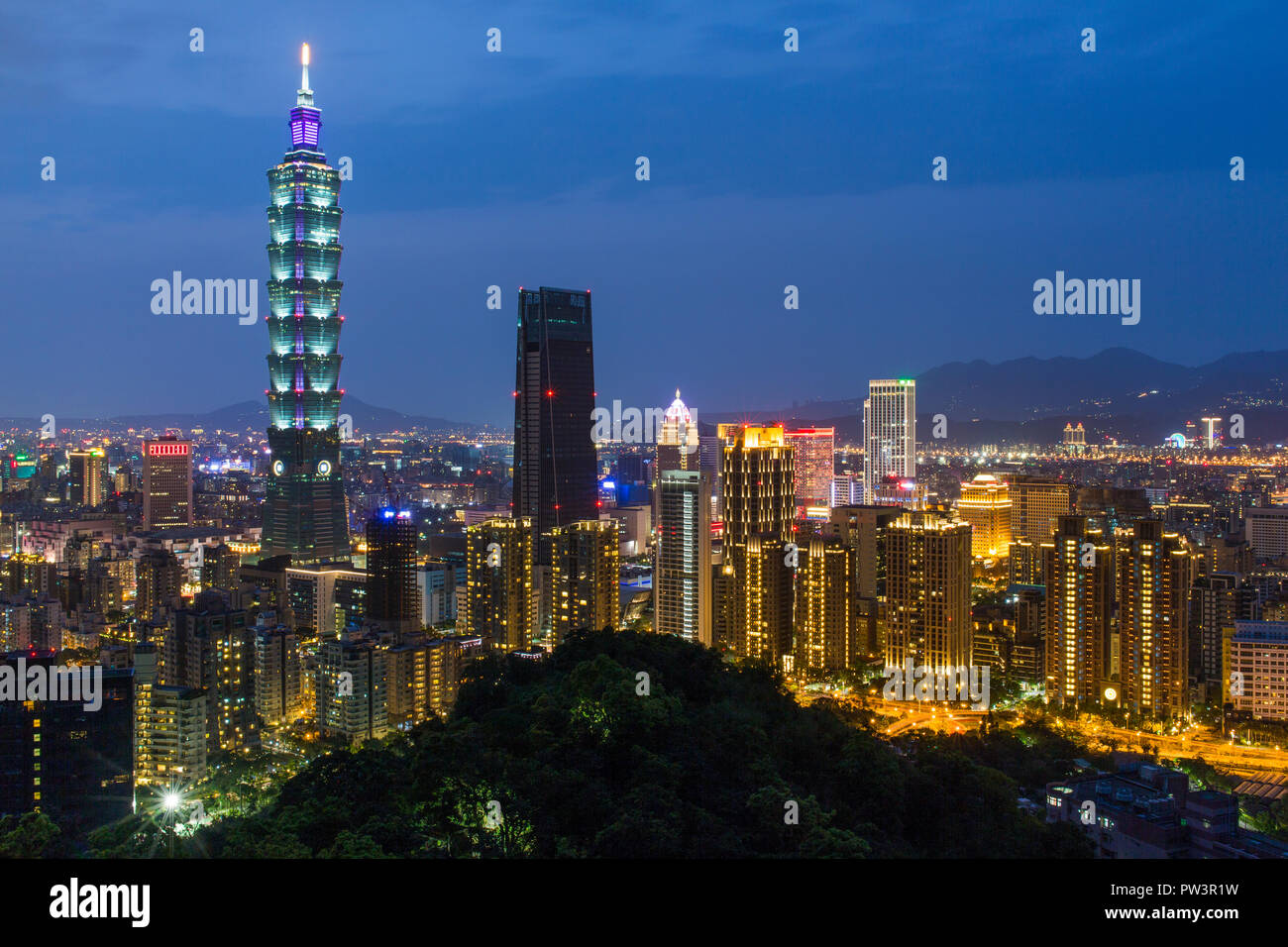 Taiwan, Taipei, City Skyline und Taipeh 101 Gebäude in der Xinyi Bezirk Stockfoto