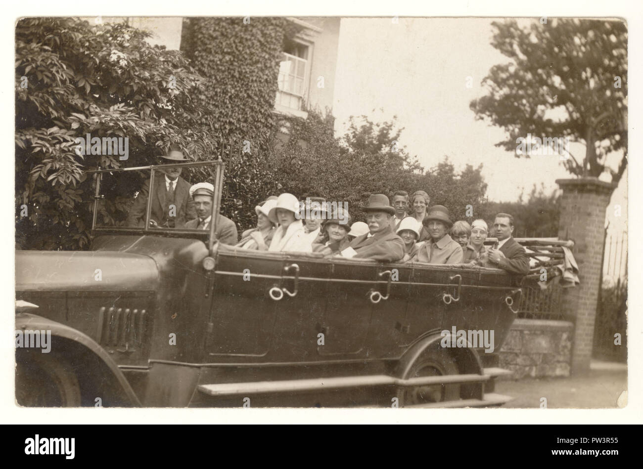 1920er Postkarte von Charabanc Ausflug, außerhalb großes Haus, Frauen tragen Cloche Hüte modisch zu der Zeit, um 1927, Großbritannien Stockfoto