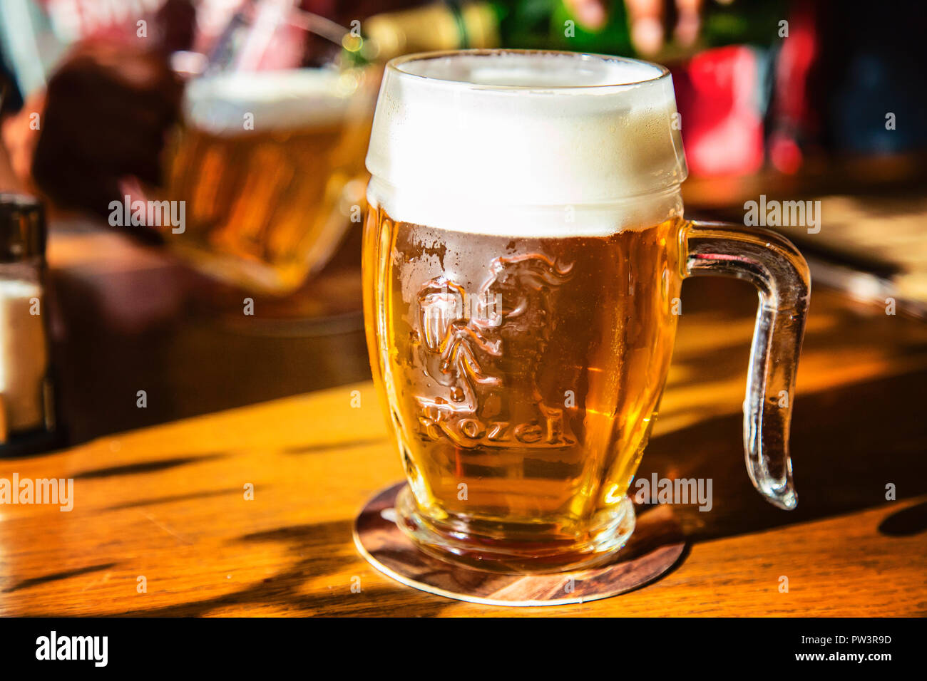 Prag, Tschechische Republik, 27. September 2018: Glas ungefilterte Tschechische bier Kozel Stockfoto