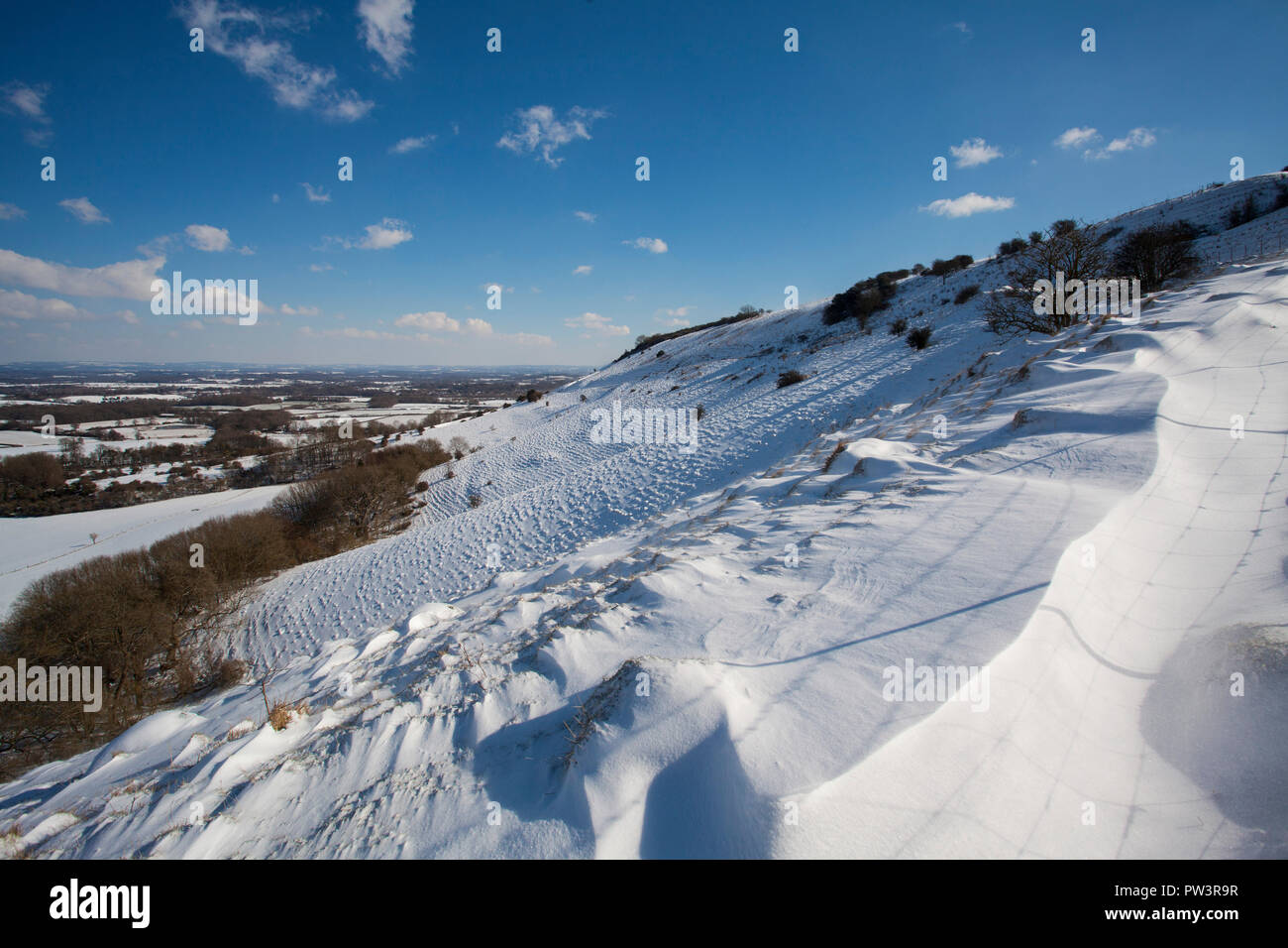 Schnee auf South Downs, in der Nähe von Ditchling Beacon, South Downs National Park, East Sussex, England, Großbritannien. Stockfoto