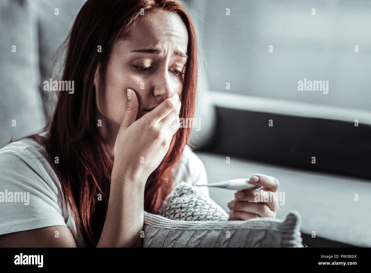 Überrascht, junge Frau, die ihren Mund Stockfoto