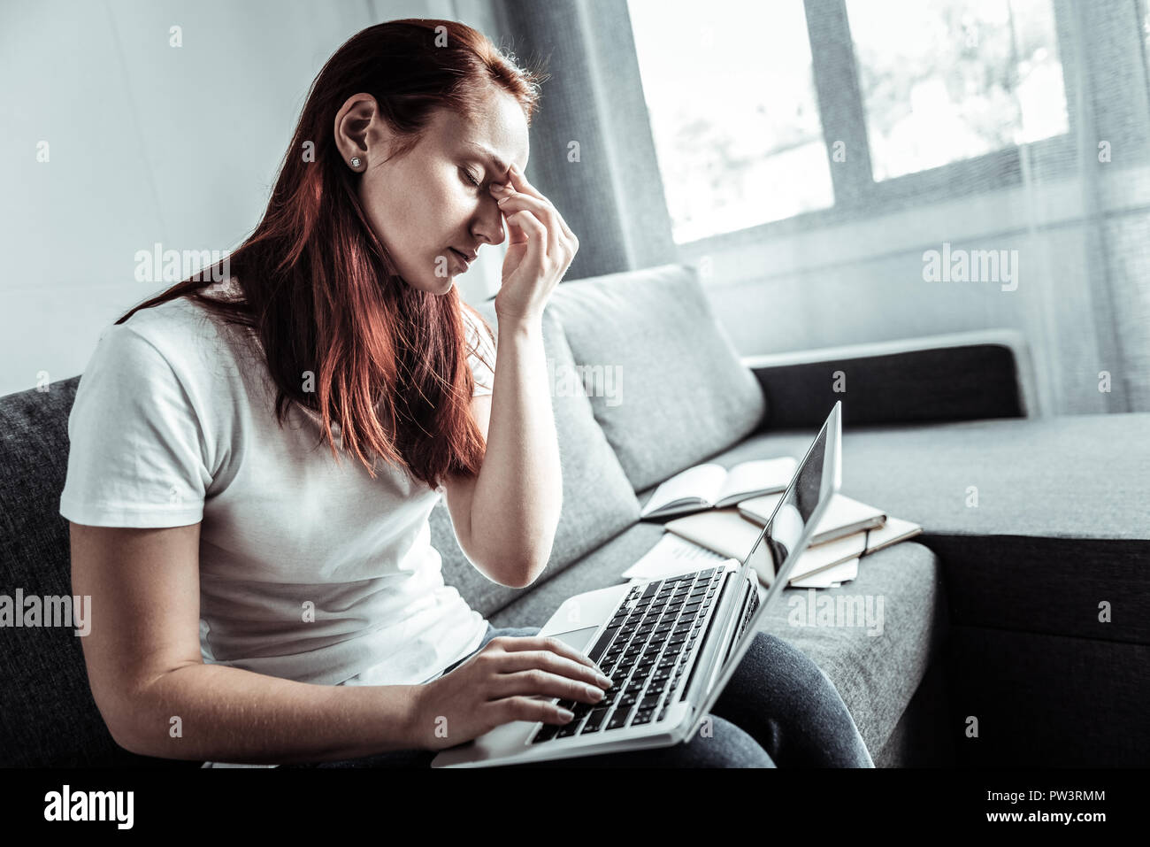 Müde Mädchen halten ihre Augen geschlossen Stockfoto