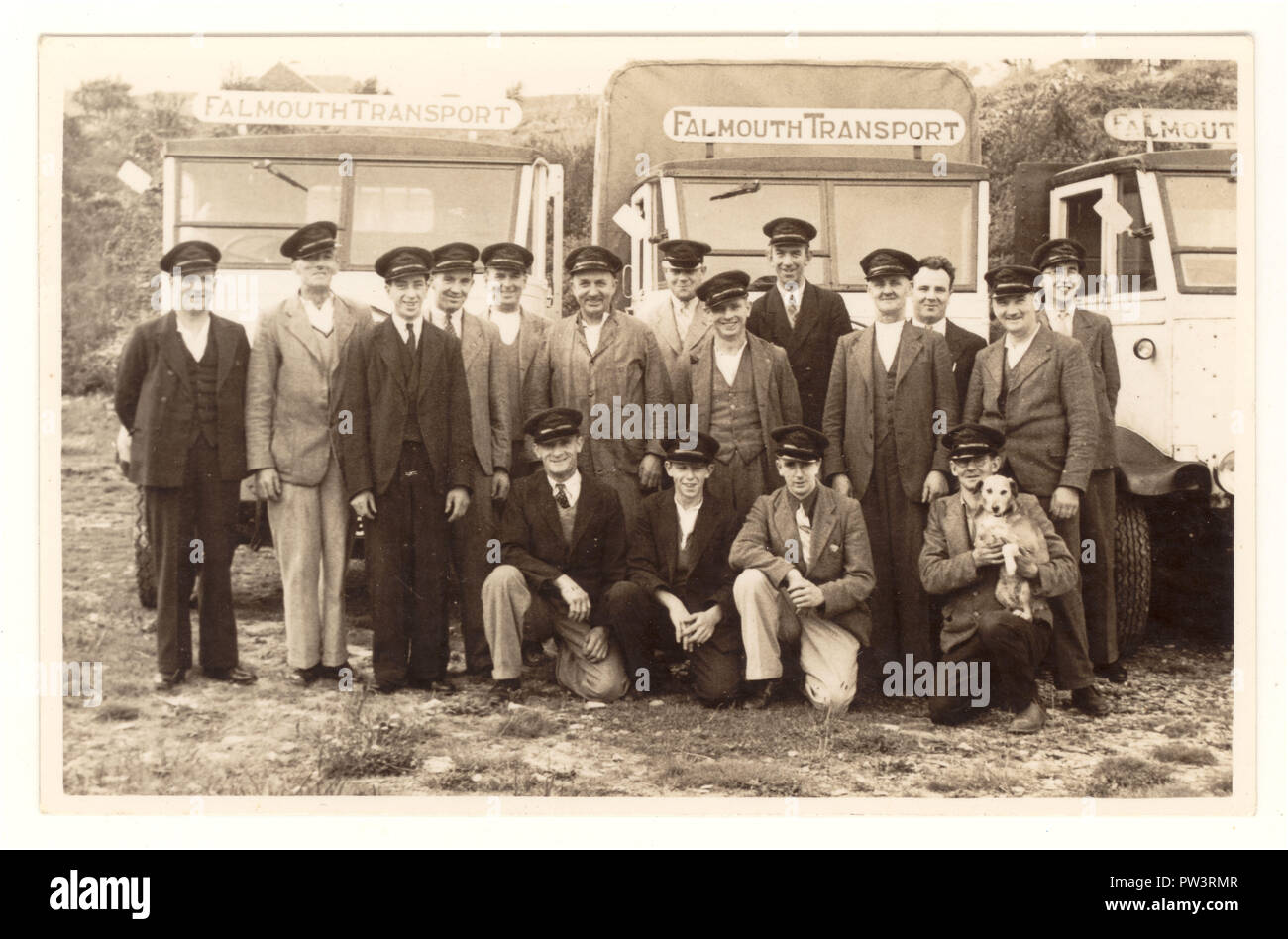 1900 Postkarte von einer Gruppe von Falmouth Busfahrer tragen Kappen, neben Busse, Busunternehmen ist Falmouth Transport, 1930er Jahre, Falmouth, Cornwall, Großbritannien Stockfoto