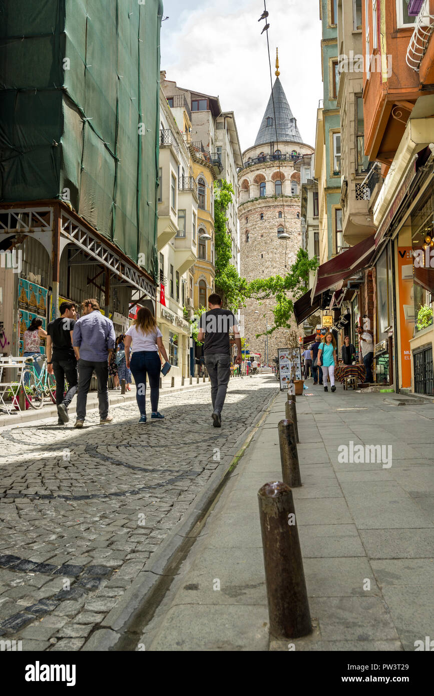 Galata Turm dominiert die Skyline als Menschen in Richtung auf ein sonniger Frühlingstag, Istanbul, Türkei Stockfoto