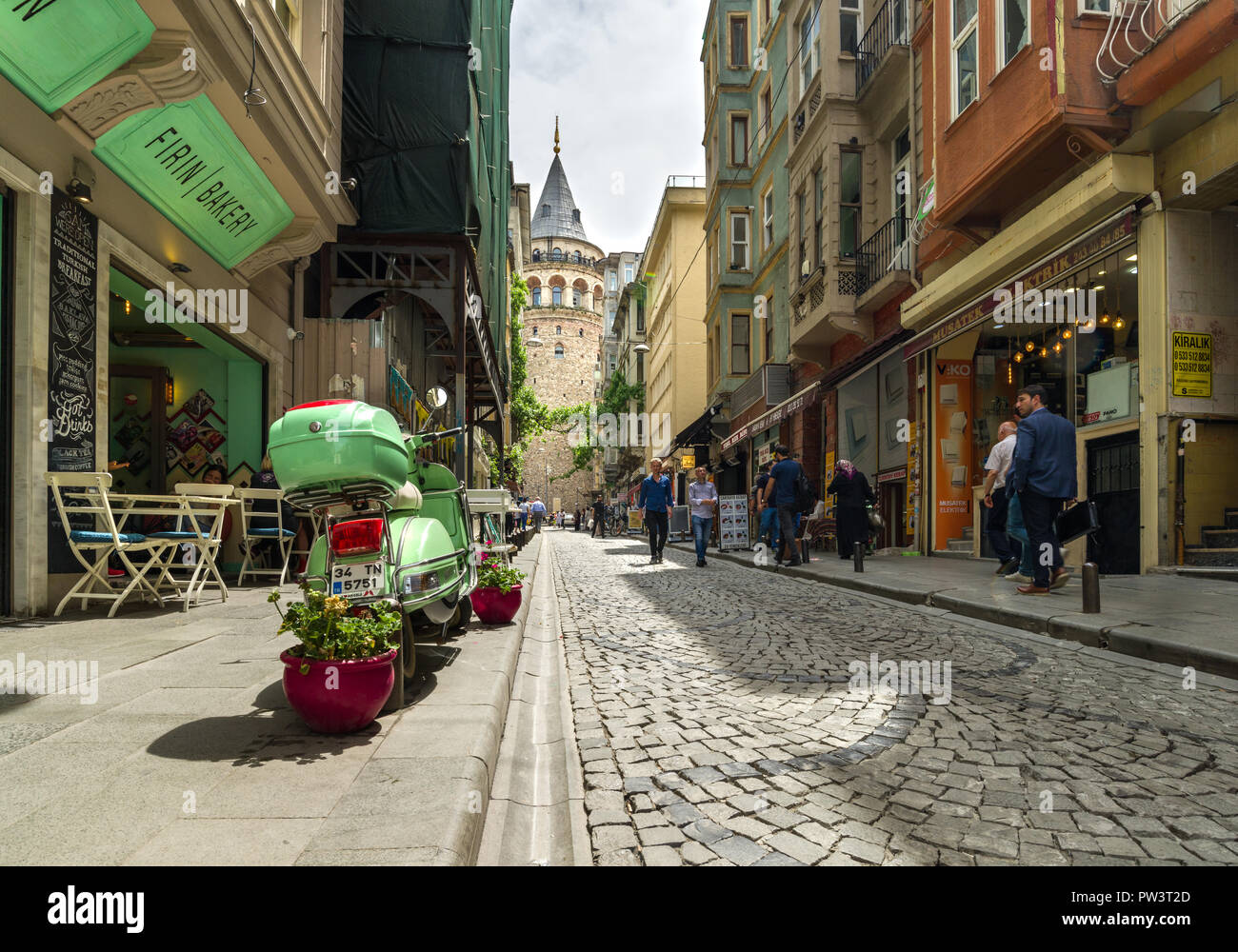 Galata Turm dominiert die Skyline als Menschen außerhalb in einem Cafe an einem sonnigen Frühlingstag, Istanbul, Türkei Stockfoto
