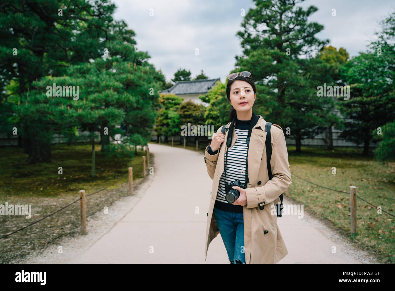 Attraktiven weiblichen Reisenden einen entspannenden Spaziergang in dem Pfad, der im Tempel. lady Kyoto kommen im Wandel der Jahreszeit Frühling. unabhängige travel Concept. Stockfoto