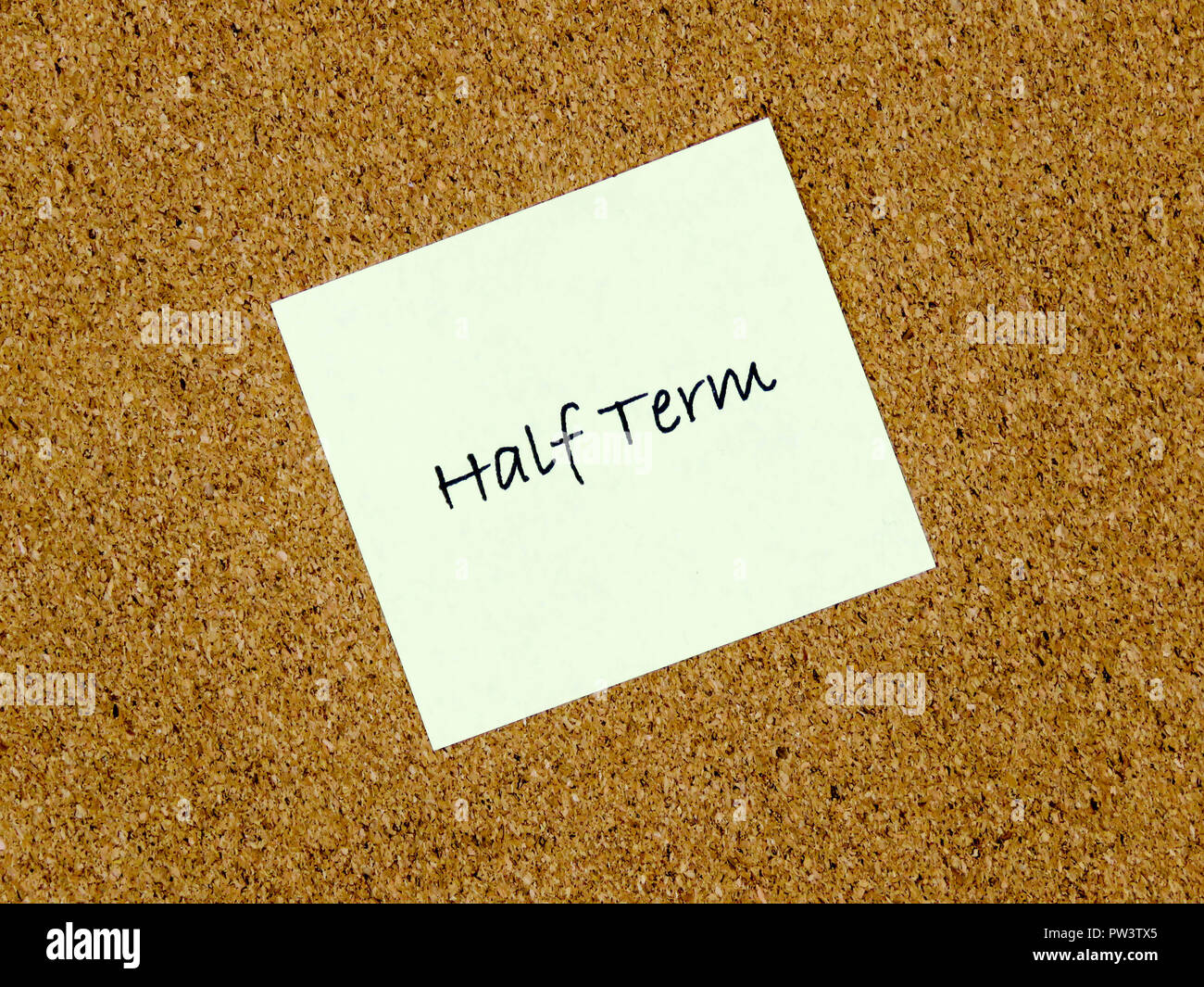 Eine gelbe Haftnotiz mit Halbpension auf es auf einer Pinnwand Hintergrund Stockfoto