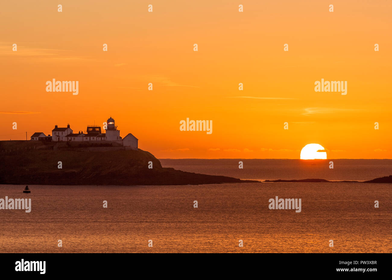 Roches Point, Cork, Irland. 13. November 2017. Sonnenaufgang am Roches Point Lighthouse, Co Cork, Irland Stockfoto