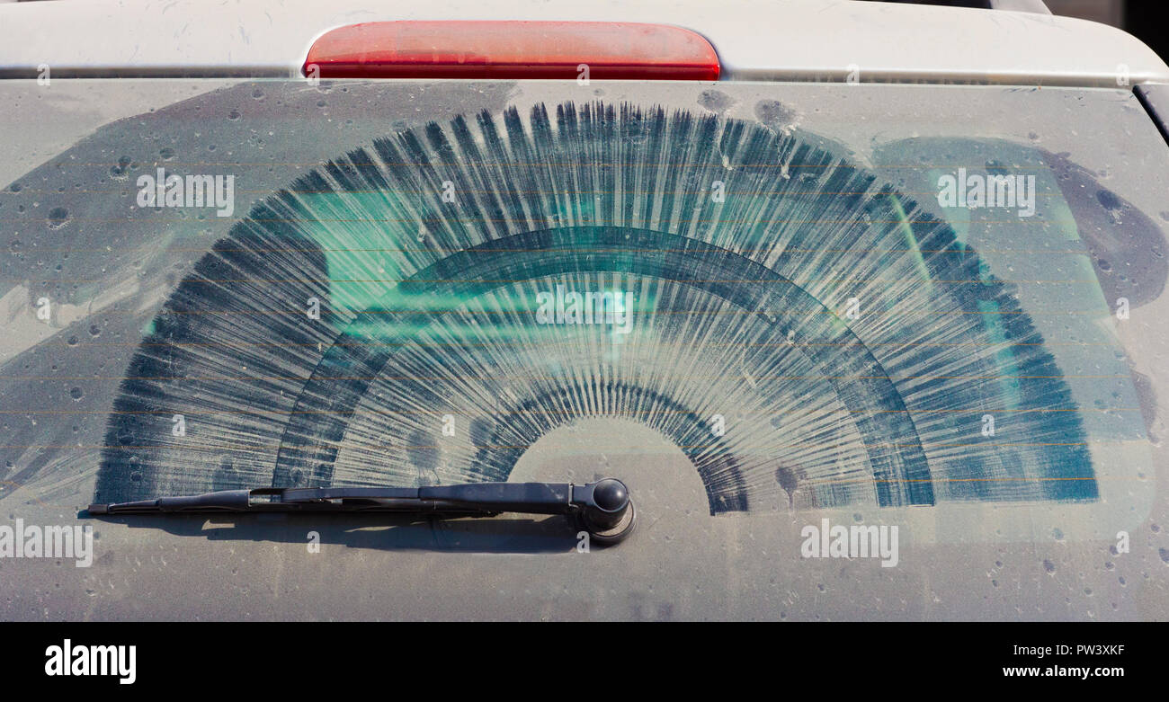 Verschmutzte Scheibenwischer hinten Auto windowwith und Staub Stockfoto