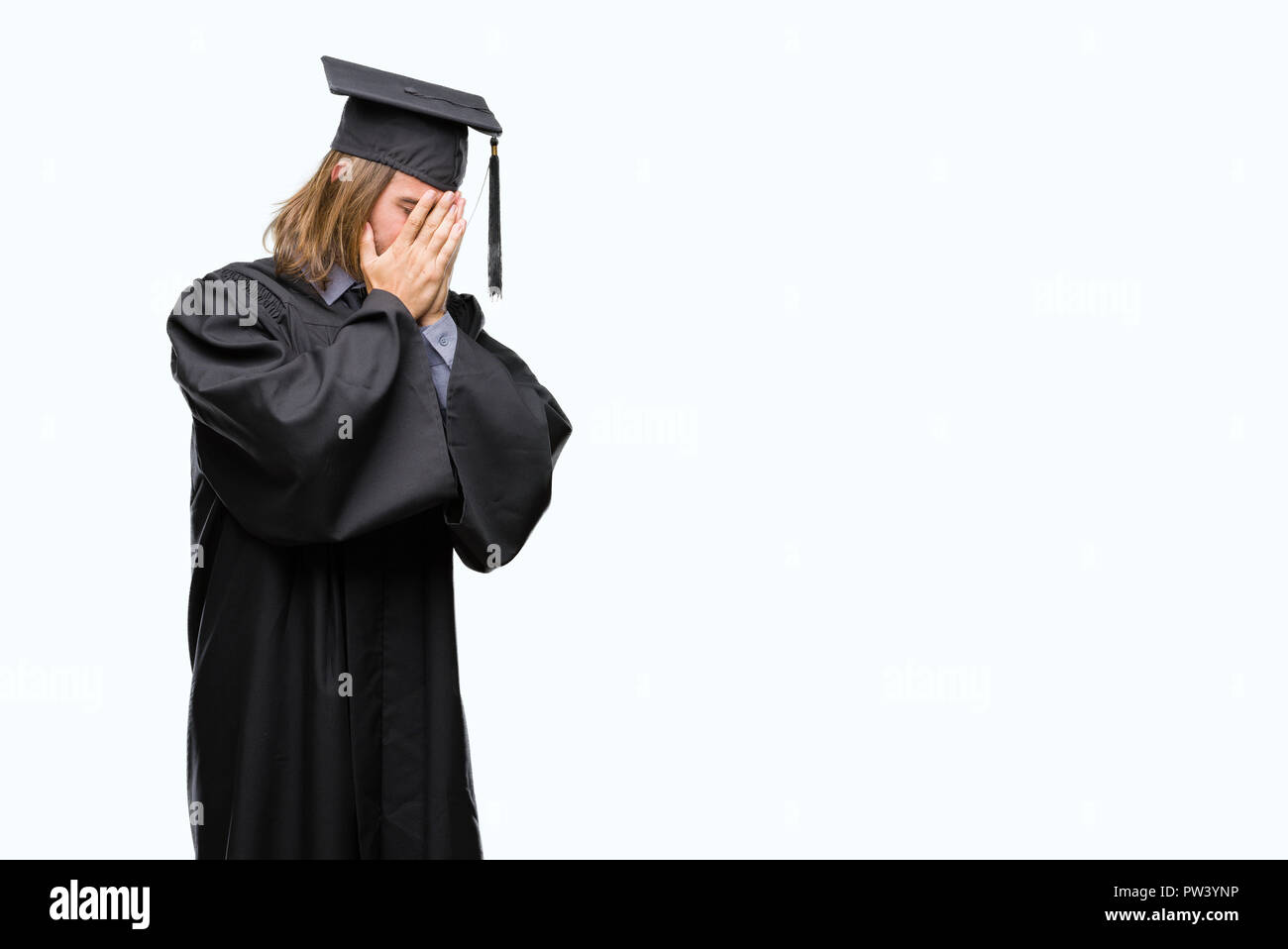 Junge graduierte gutaussehenden Mann mit langem Haar über isolierte Hintergrund mit traurigen Gesichtsausdruck das Gesicht mit den Händen und weinte. Depression Konzept. Stockfoto