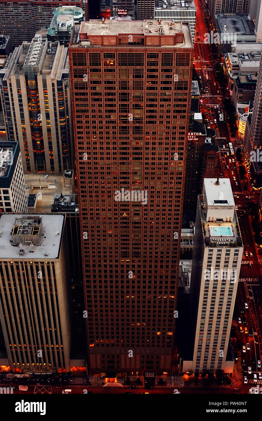 Luftbild von Downtown Chicago vor Sonnenuntergang mit Blick auf die Wolkenkratzer Stockfoto