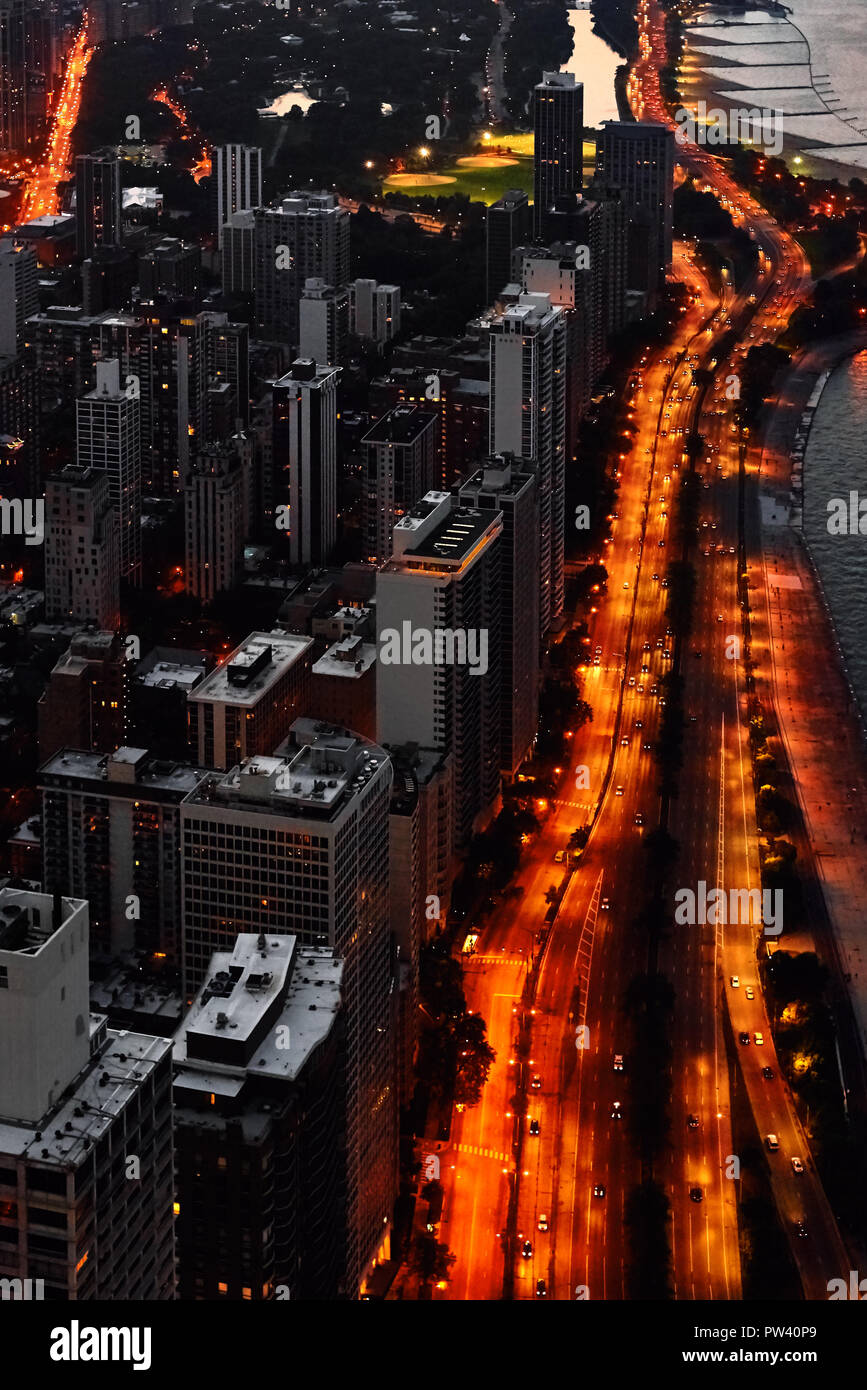 Antenne erhöhten Bild von Downtown Chicago und der Pier nach Sonnenuntergang mit Blick auf die Wolkenkratzer und beleuchteten Straßen Stockfoto