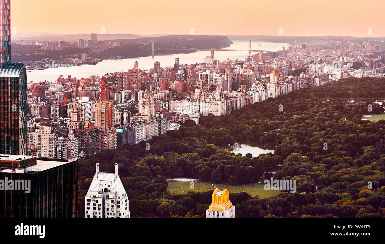 Ein Panoramablick auf den Central Park und die Upper West Side Manhattan in der Abenddämmerung Stockfoto