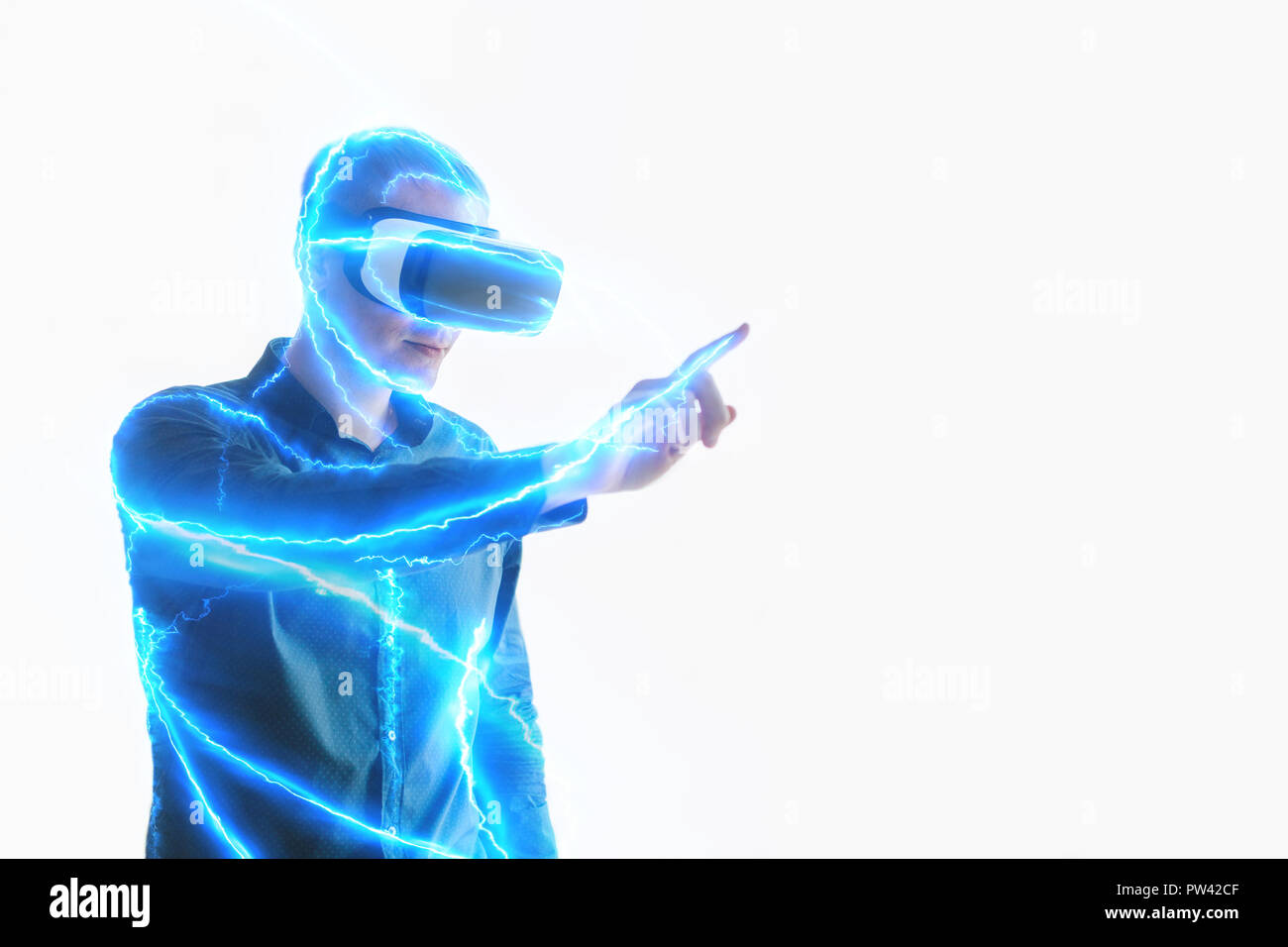 Junger Mann mit Virtual reality Brillen. Das Konzept der zukünftigen Technologie. Stockfoto