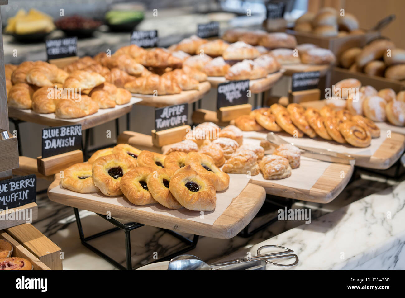 Frühstück Linien unterschiedlicher Geschmack danishs, Brötchen und Muffins in der holztabletts im Hotel Restaurant Stockfoto