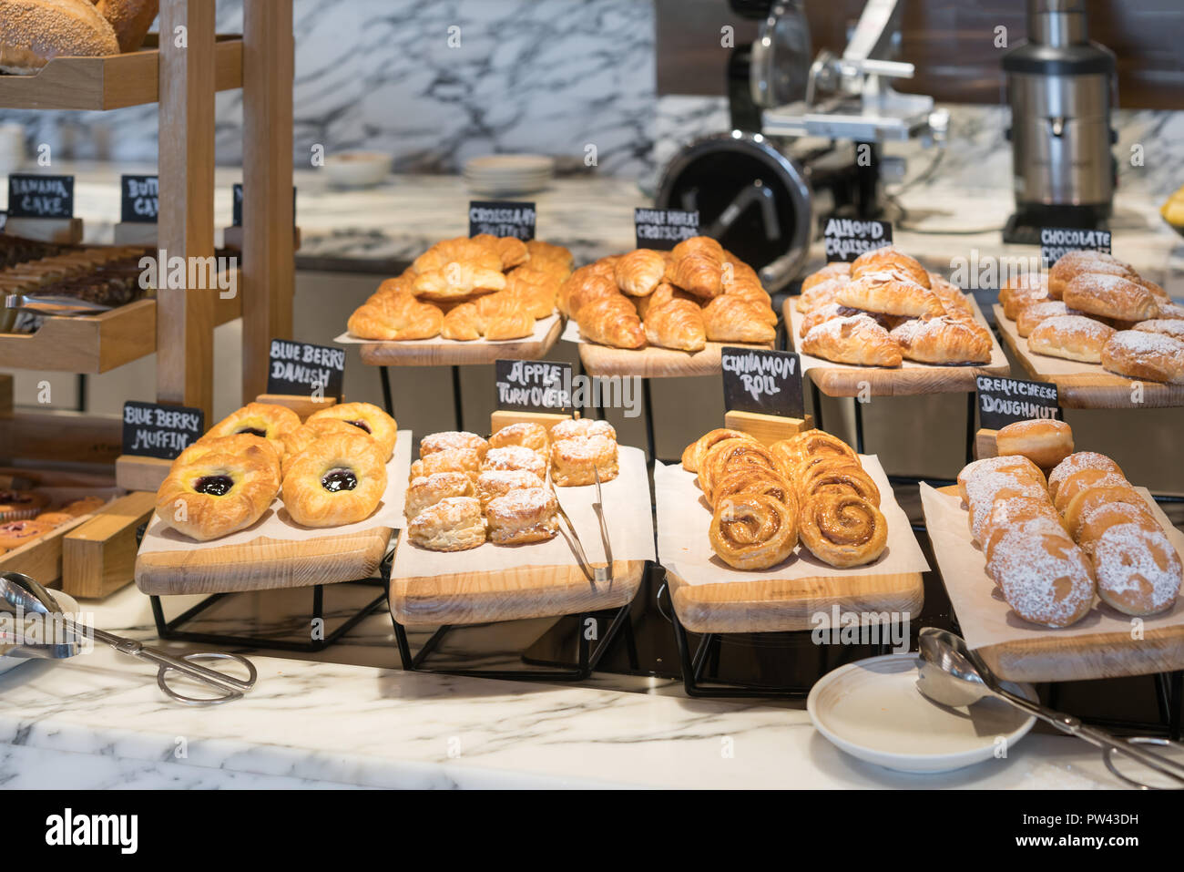 Frühstück Linien unterschiedlicher Geschmack danishs, Brötchen und Muffins in der holztabletts im Hotel Restaurant Stockfoto