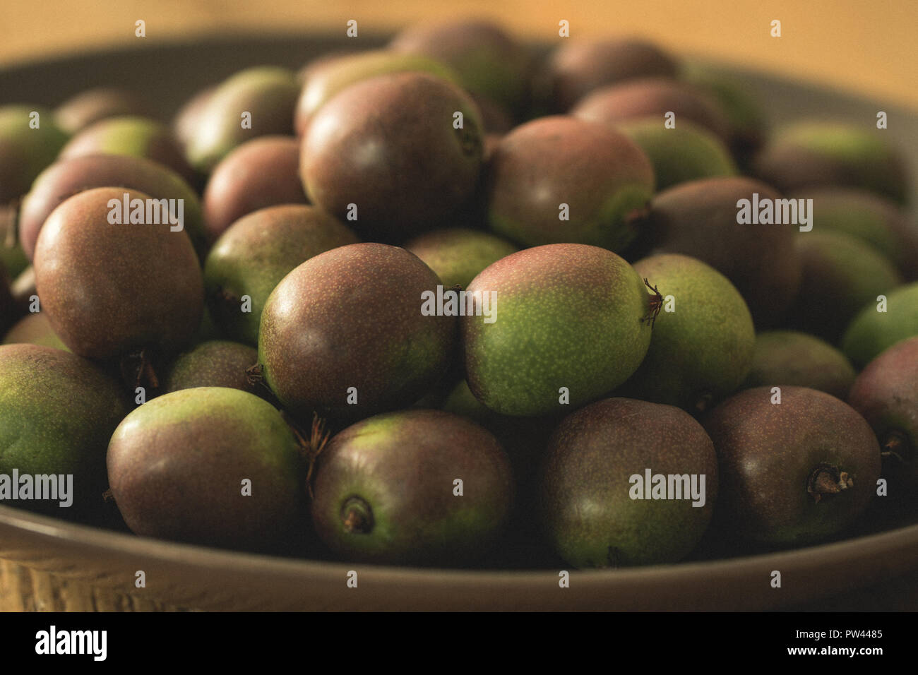 Kiwi Beeren Actinidia arguta mini Kiwis Stockfoto