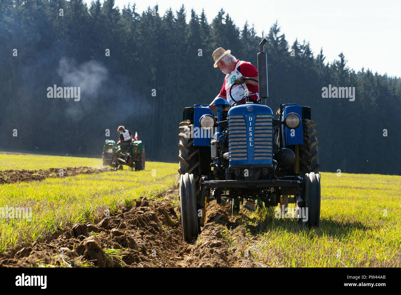 KAMENICE nad lipou, tschechische Republik - 6. OKTOBER 2018: Pflügen vintage Veteran Traktoren auf Feld pflügen Meisterschaft am 6. Oktober 2018 Stockfoto