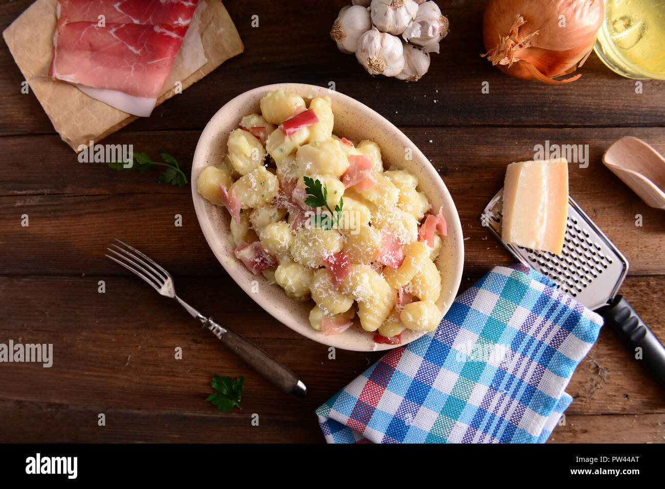 Prosciutto sahne sauce Fotos und Bildmaterial in hoher Auflösung Alamy