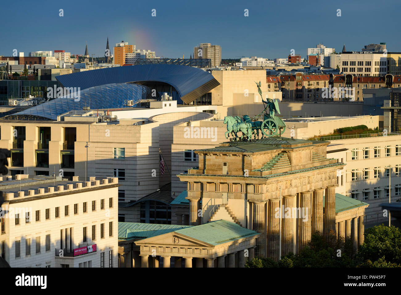 Berlin. Deutschland. Berliner Skyline mit erhöhten Blick auf das Brandenburger Tor (Brandenburger Tor) und Gebäude am Pariser Platz, das markante Glas r Stockfoto
