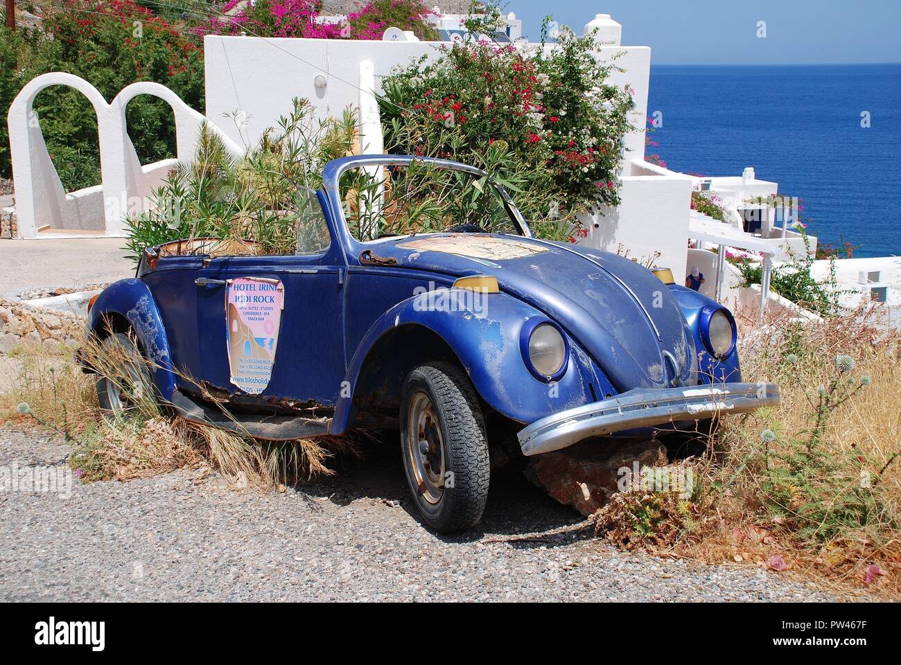 Eine alte verlassene Volkswagen Beetle Auto mit Sträuchern wachsenden innen am Livadia auf der griechischen Insel Tilos am 15. Juni 2018. Stockfoto