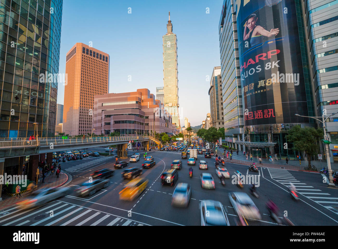 Taiwan, Taipei, Verkehr vor der Taipei 101 an einer belebten Kreuzung in der Innenstadt Xinyi Bezirk Stockfoto