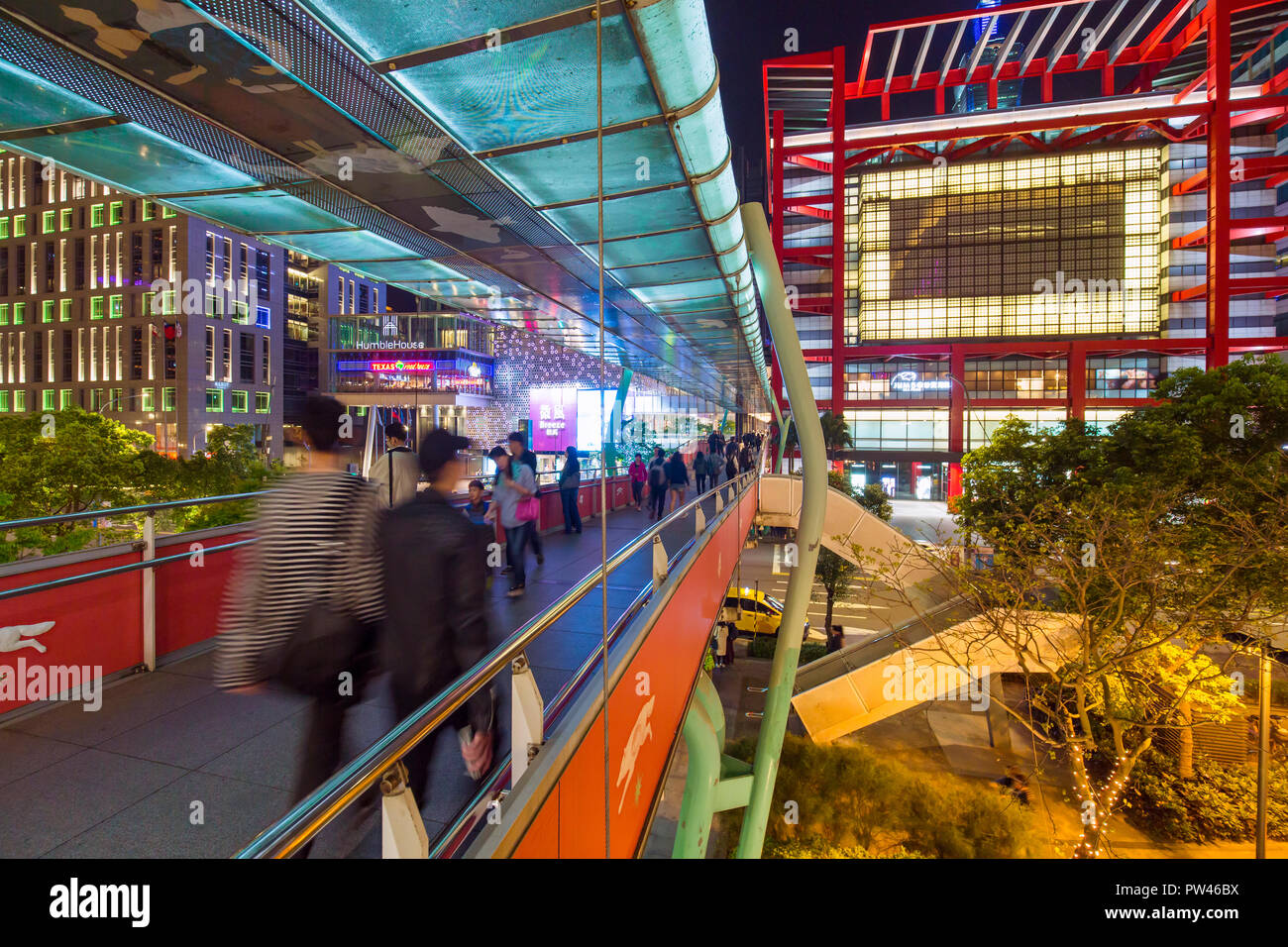 Taiwan, Taipei, Xinyi Downtown District, Fußgängerbrücke im Prime Einkaufs- und Finanzviertel von Taipei Stockfoto