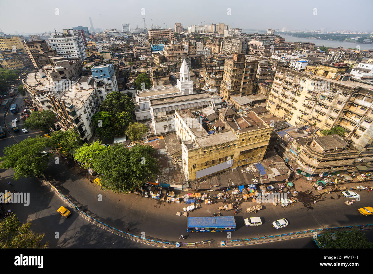 Kolkata Stadt Verkehr auf der belebten Straße in der Innenstadt, West Bengal, Indien. Ansicht von oben Stockfoto