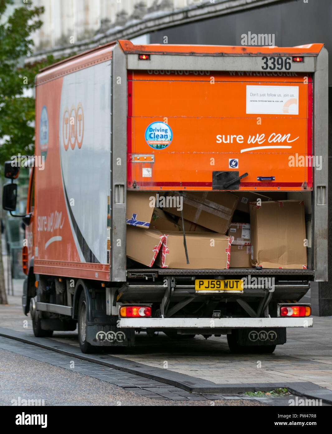 Voll beladen mit gefallenen Paketen TNT-Lieferung in Preston,  Großbritannien. Lieferkurier, Transport, Entladen von Fracht,  international, Logistik, Paket, Service, Versand, Versand, Handel,  Transport, Post, Box, Unternehmen, Bereitstellung ...