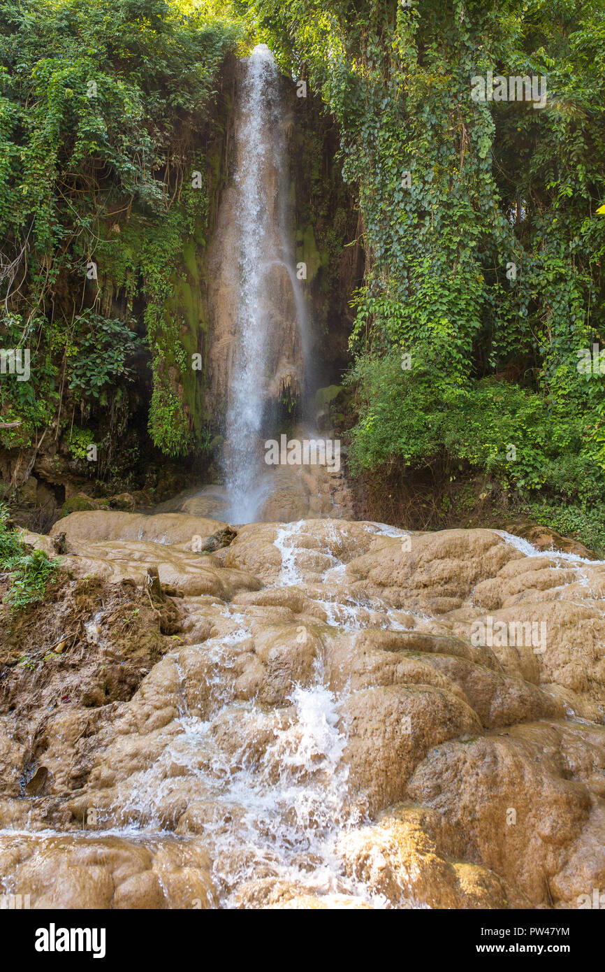 Tropischen Wasserfall in der Nähe von Hsipaw Dorf in Birma Stockfoto