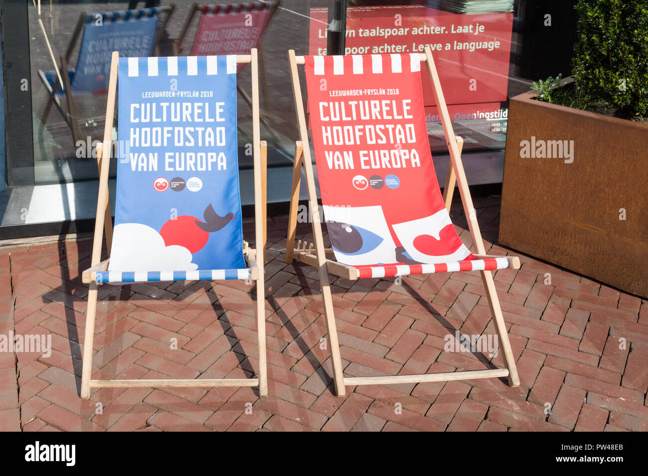 Leeuwarden, Friesland, Niederlande - Europäische Kulturhauptstadt 2018 - logo Liegestühle Stockfoto