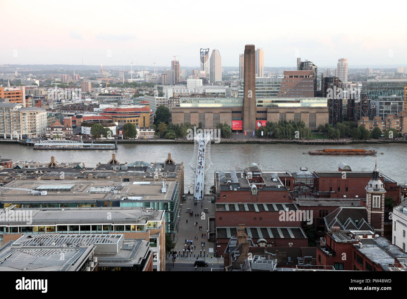 Panorama von London in der Abenddämmerung von der Steinzeit Galerie von St. Paul's Cathedral London England genommen Stockfoto